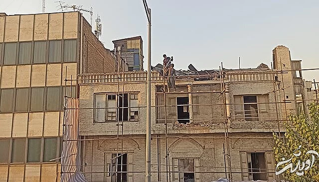 (تصاویر) تخریب «کافه ایران» در خیابان انقلاب تهران (تصاویر) تخریب «کافه ایران» در خیابان انقلاب تهران